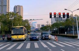 交通信號(hào)燈路口等紅燈時(shí)車可以上下人嗎？